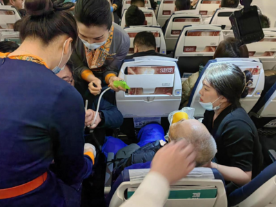 哈尔滨飞青岛的航班上，旅客突发晕厥……接下来一幕很暖心