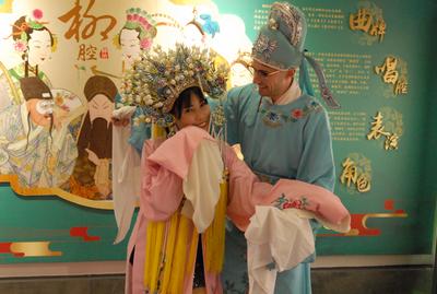 “学习柳腔，让我对中国文化有了更多认识。”柳腔博物馆传播青岛本土文化