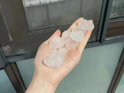 义乌“鸡蛋大”的冰雹刷屏！挡风玻璃、天窗全碎……