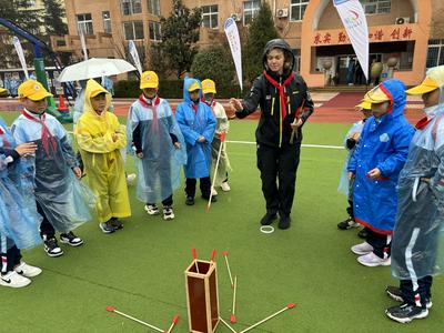 2023-24克利伯环球帆船赛青岛站，船员走进青岛敦化路小学举行文化交流活动
