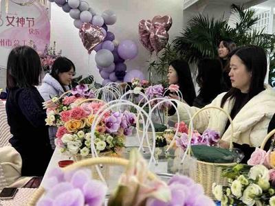 胶州市总工会开展“魅力巾帼  花漾芳华”艺术插花活动