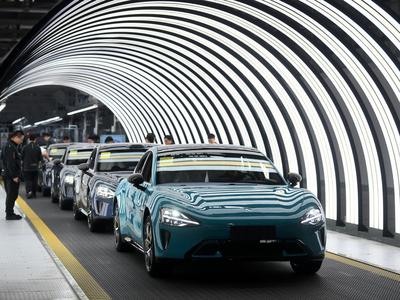 超过700个机器人！走进小米汽车工厂，探秘SU7诞生