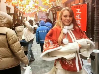 居住在青岛的德国女孩海雯娜：为讲好中国故事曾遭德媒“算计”