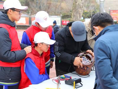 “学雷锋 当先锋 靓党徽” 青岛市教育局开展社区志愿服务