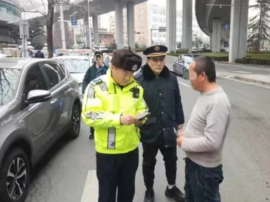 严查渣土车运输，提高辖区生活环境！