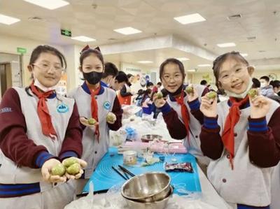 与春相约，青团飘香：金门路社工站走进基隆路小学开展清明民俗体验活动