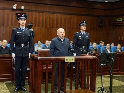 西藏自治区人大常委会原副主任纪国刚受贿、国有公司人员滥用职权案一审开庭