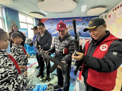 青岛台湛路小学开展“老兵宣讲进校园 红色基因永相传”活动