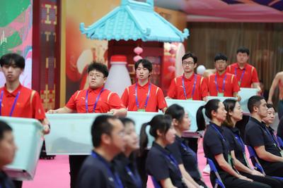 奉献青春力量，青岛城市学院80余名学生志愿者服务全国春季游泳锦标赛 