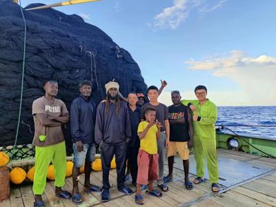“海上漂流37天”被中国渔船搭救，他们手写感谢信