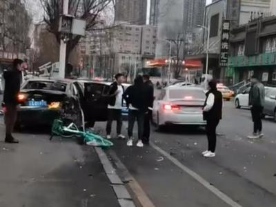 辽宁沈阳一轿车冲入人行道 造成3人死亡2人受伤