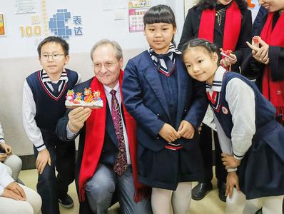 摩尔多瓦驻华大使走进岛城校园进行交流访问活动