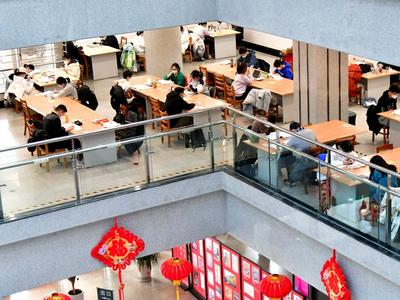 高校图书借阅量下降，大学生真是不爱读书了吗？