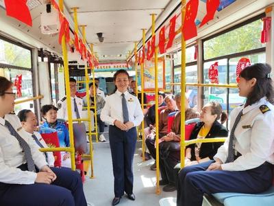 青岛公交开出“拾光车厢”，“时光旅客”讲述奋斗故事