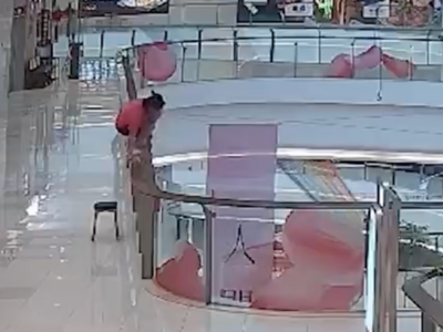 李某（女，52岁）商场跳楼砸中路人，1死1伤！当地通报→