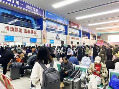 ​假期首日迎客流小高峰！青岛汽车总站按需定制、多点发力助力旅客顺畅出行