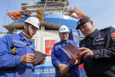 送法进企，平安口岸！黄岛出入境边防检查站开展国家安全教育日普法宣传活动  