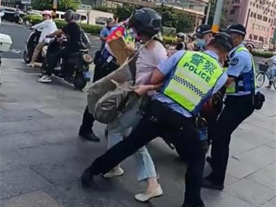 女子闯红灯不接受处罚被交警拽下车？交警回应
