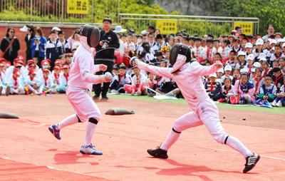 青岛桦川路小学举行“点燃运动梦 牵手地球村”主题运动会