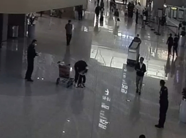 与生命赛跑！青岛机场安检员用海姆立克法50秒救下卡喉女童