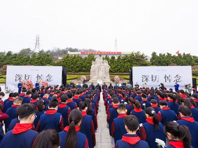 青岛广泛开展“铸魂·2024·清明祭英烈”主题活动，15万余人次参加祭扫活动