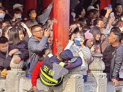济南趵突泉景区保安抱柱险被挤下水？当事保安回应