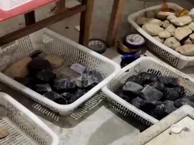 75万元切所谓“原石”均亏损，起底网络直播间“赌石”骗局
