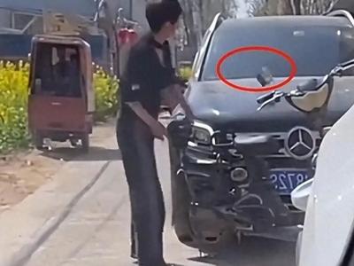 “蒜苗被轧大妈怒砸奔驰”，河南警方通报