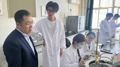 青岛劳模重回母校宣讲“劳模”成长史，点亮学子匠心梦