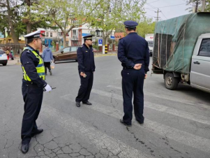 联合执法，共筑早市周边市容新风貌