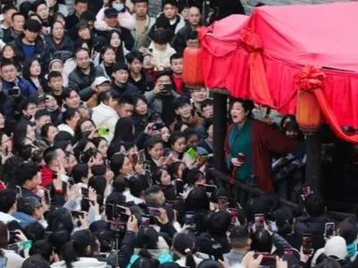 开封万岁山武侠城景区：王婆扮演者赵梅因健康原因请假一个月