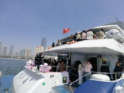 文旅市场热度攀升，1500余人大型旅游团“海上看青岛”