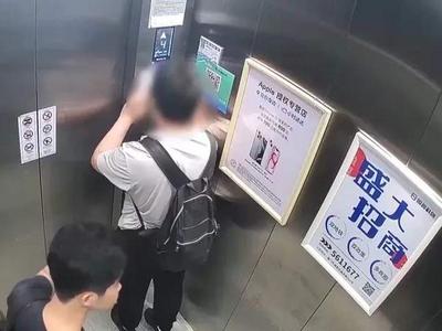 “两人”维保电梯，竟然有一个假人