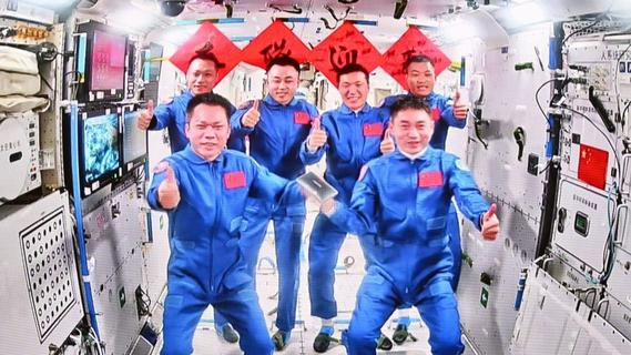 神舟十八号3名航天员顺利进驻中国空间站