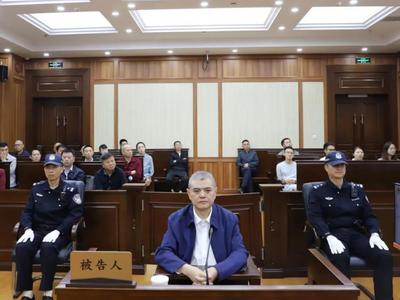 被控受贿、洗钱、非法持有枪支、弹药，陈罡受审