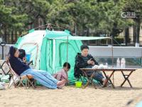 帐篷、沙滩、碧海蓝天……清明假期八大关里人从众