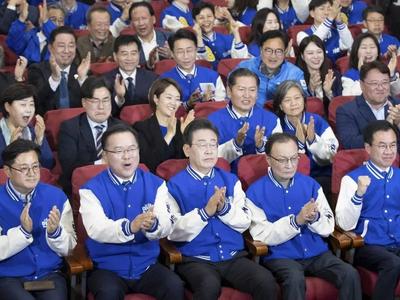 韩国国务总理及总统幕僚为何集体请辞？