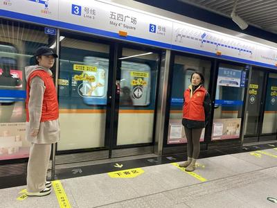 党建联建共促发展，党员老师化身“站务员”