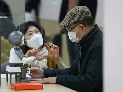 韩国：4.2万老年人日均捡废纸5.4小时以贴补家用