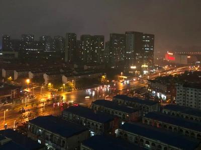 敢信吗？这是中午12点多的长沙：天黑了，路灯全亮车灯全开
