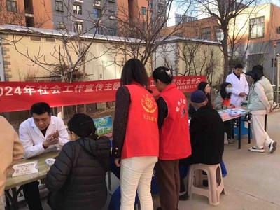 胶州基层工会组织“爱心公益集市”进社区活动