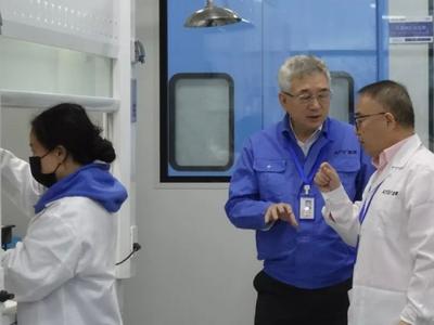 汽车都轧不坏的手机屏幕如何制造？他们用近十年打破国外垄断