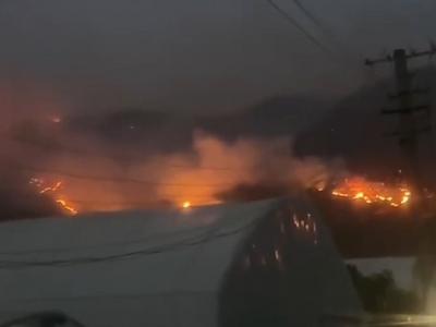 云南省宜良县狗街镇突发山火，紧急扑救进行中