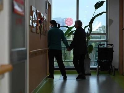 “一人失能、全家失衡”：拿什么解救快被压垮的照护者
