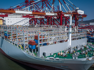 国产全球最大集装箱船首航山东港口青岛港