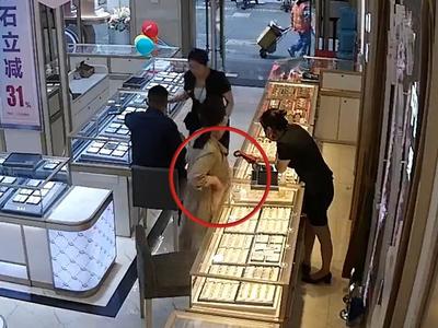 男子首次奔现带女网友买金饰，谁料她顺手偷了金戒指