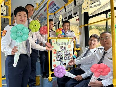 “世界微笑日”来了！青岛街头驶出“微笑车厢”，感受温暖力量