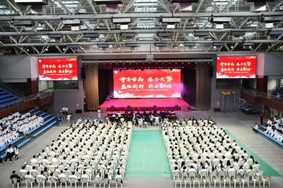 青岛黄海学院医学院举行“5.12”国际护士节授帽仪式暨庆祝建院十周年文艺晚会