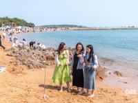 畅享碧海蓝天！游客“打卡”青岛第二海水浴场