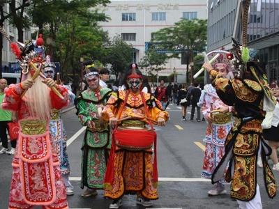 7名大一学生化妆11个小时整晚未睡，只为这件事